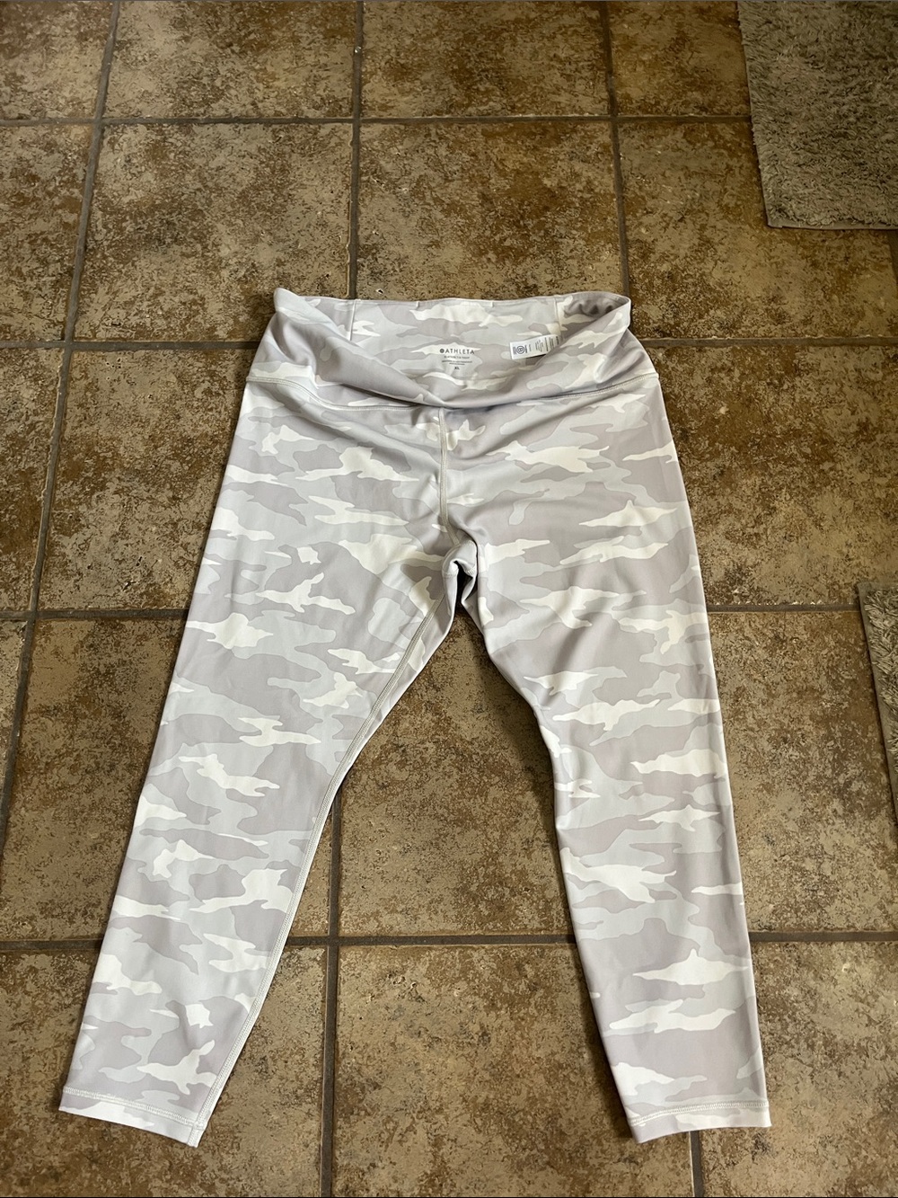 Athleta Elation 7/8 Light Gray Camo Leggings
Size XL